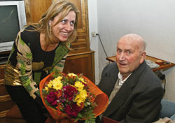 Homenatge de l'Ajuntament a un veí centenari
